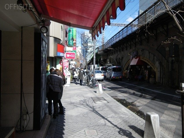 なる巳ビル　ビル前面道路