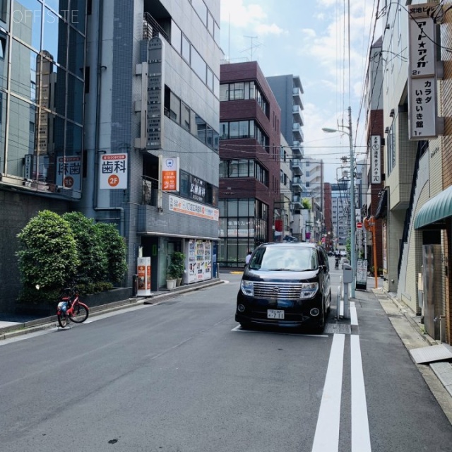 内外(ないがい)ビル ビル前面道路