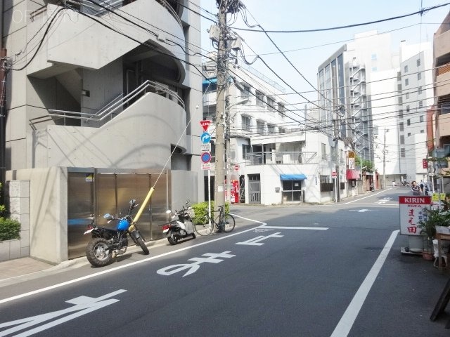フロンティアビル ビル前面道路