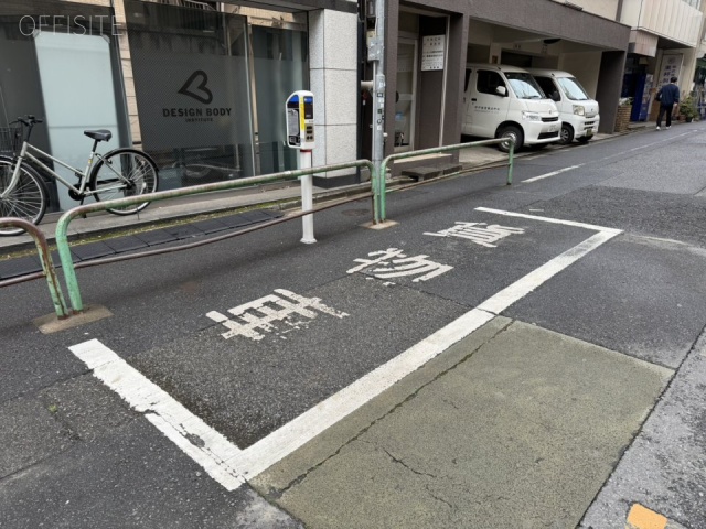小川町KSビル　前面に白枠駐車場