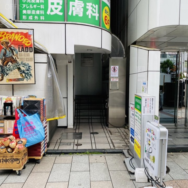 巌松堂(がんしょうどう)ビル エントランス