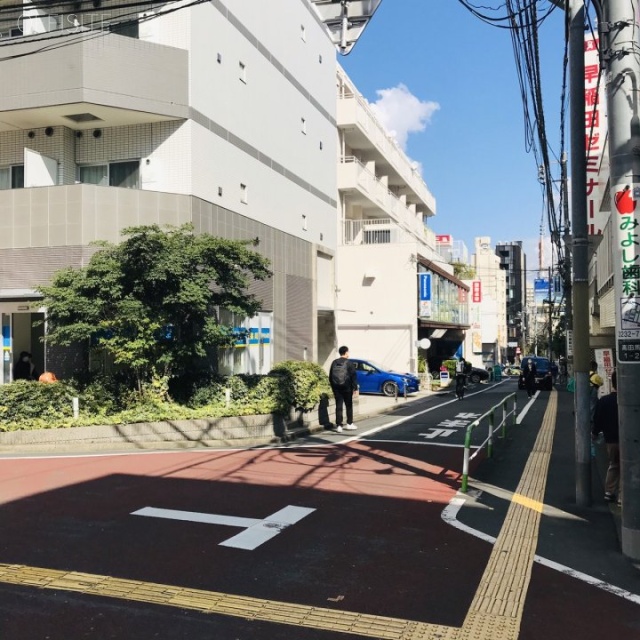 イガリビル諏訪 ビル前面道路