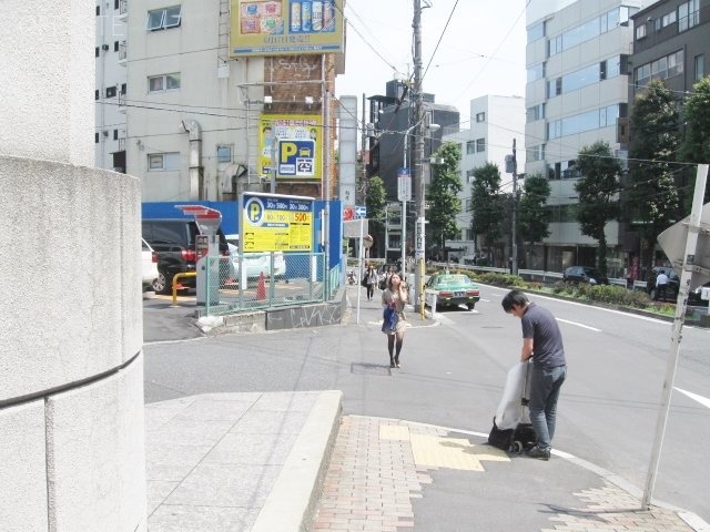 ドーリック南青山 ビル前面道路