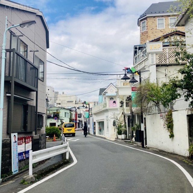 パルク表参道 ビル前面道路