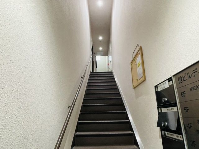 信ビルディング　階段