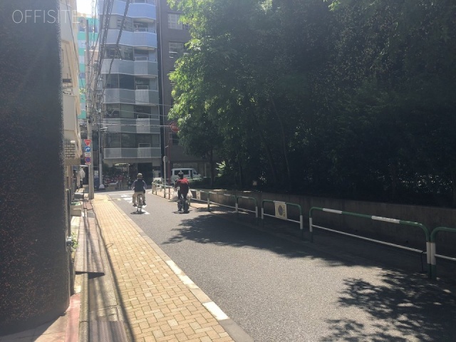 サンサーラ御苑 ビル前面道路