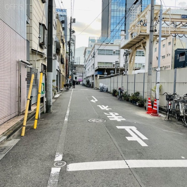 警察犬会館 ビル前面道路