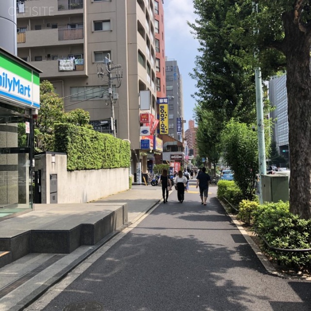 MRCビル ビル前面道路