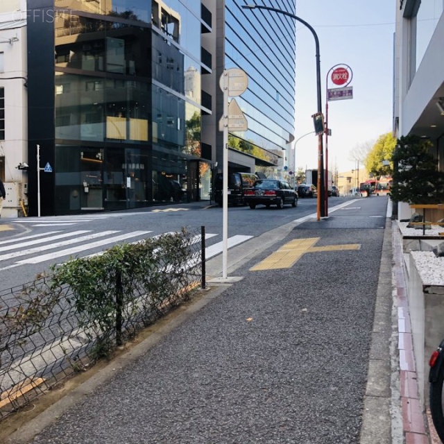 ハレ神南ビル ビル前面道路