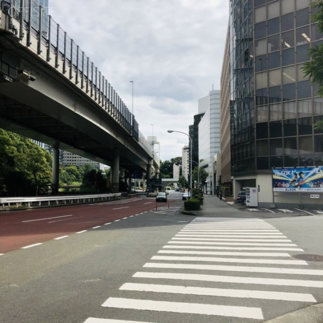 安全ビル ビル前面道路