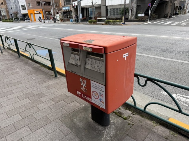 リーラ仲御徒町ビル　目の前に郵便ポスト