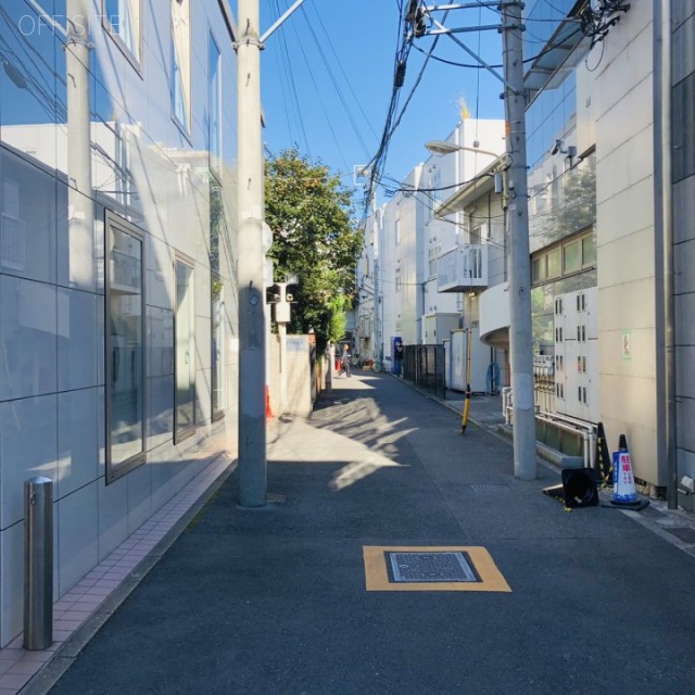 アイズビル ビル前面道路