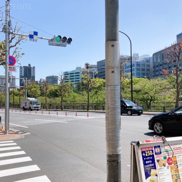 ランゴスタビル ビル前面道路