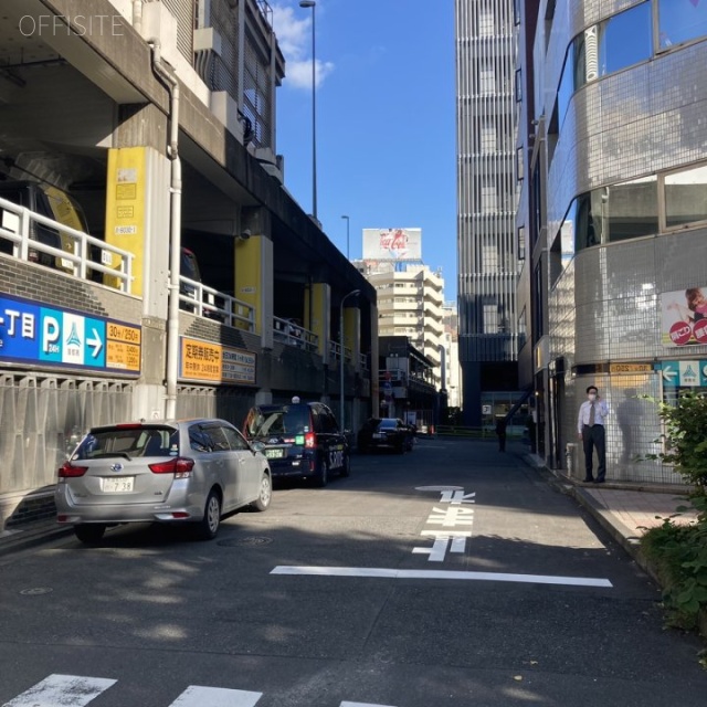 辰ビル ビル前面道路