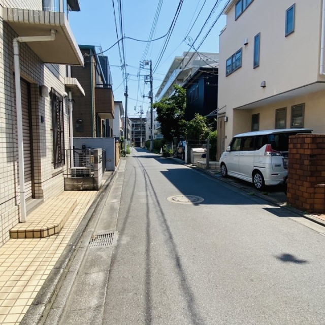 幡ヶ谷オフィスハウス ビル前面道路