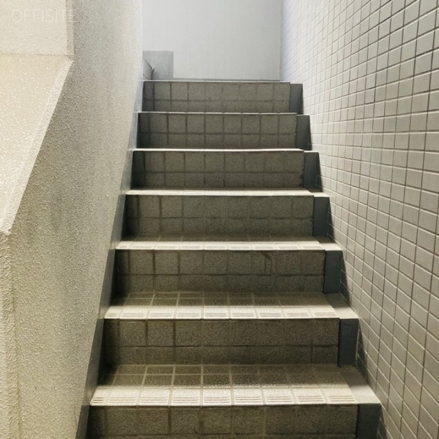 品田ビル 階段