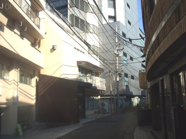 ラポール南青山 ビル前面道路