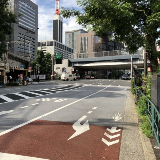 A-PLACE新橋駅前 ビル前面道路