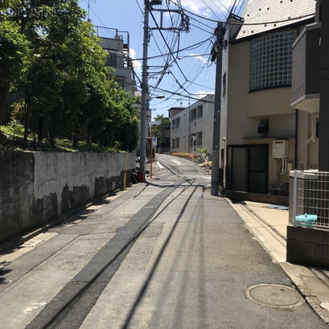 外山ビル ビル前面道路