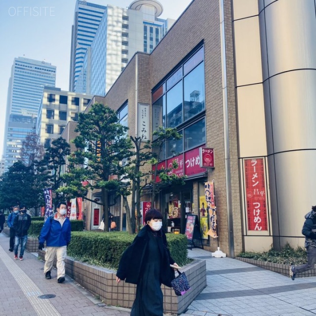 日土地西新宿ビル ビル前面道路