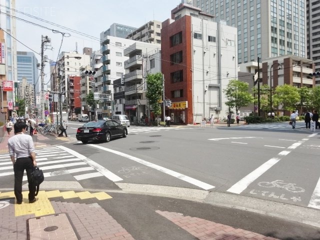 西元ビル ビル前面道路