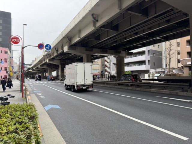 諏訪ビル　前面に昭和通り