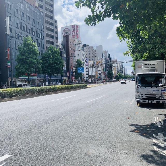 結城ビル 前面は新宿通り
