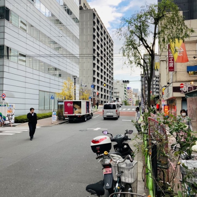 上原ビル ビル前面道路
