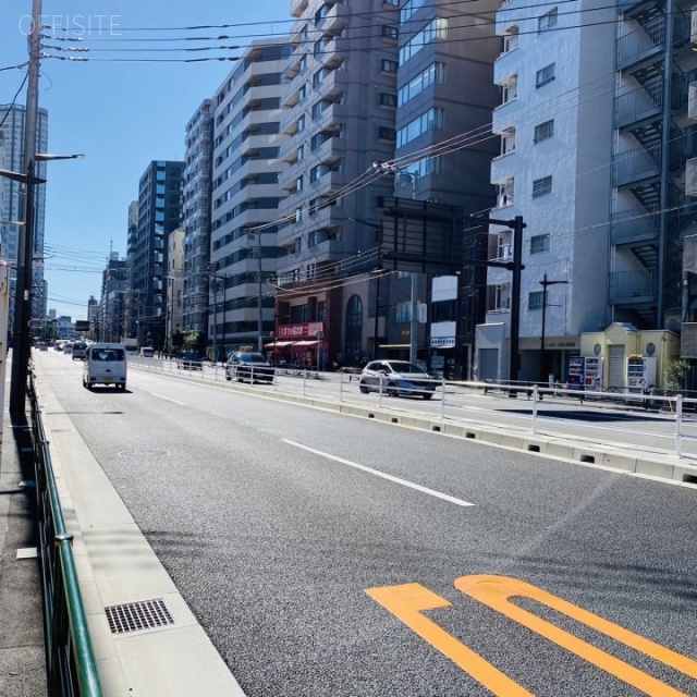 DeLCCS市谷柳町 ビル前面道路