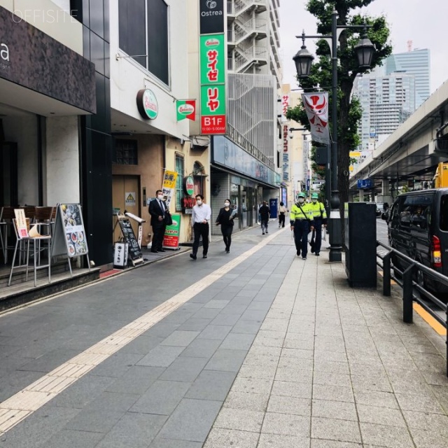 ユニ六本木ビル ビル前面道路