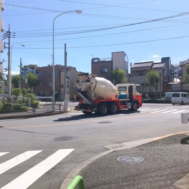 赤羽北1丁目工場 ビル前面道路