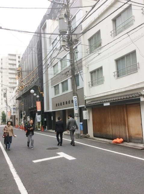 三恵ルミエール四谷 1階 10.37坪　ビル前面道路