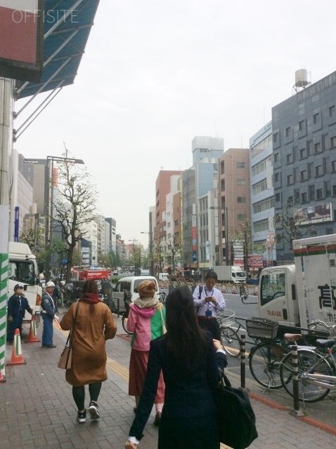 ロイクラトン四谷三丁目の青い空ビル ビル周辺道路