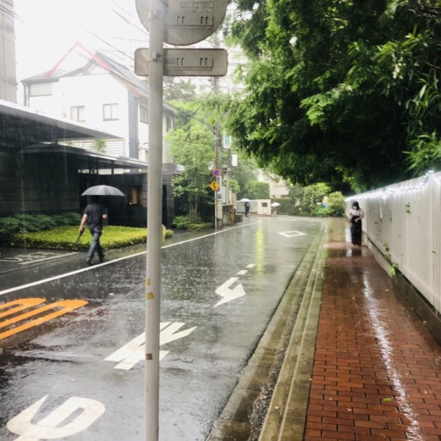 広尾アーバン ビル前面道路