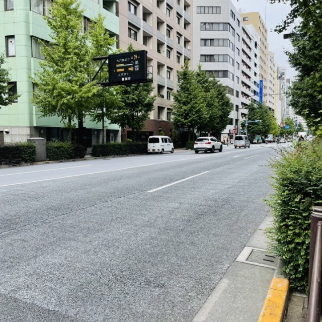 プライムアーバン新川 ビル前面道路