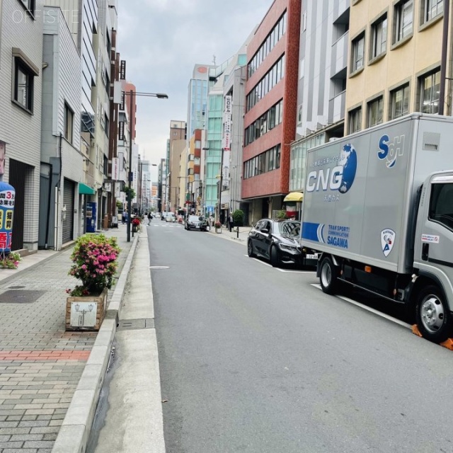 互興ビル　ビル前面道路