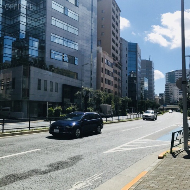 百百代ビル 前面は明治通り