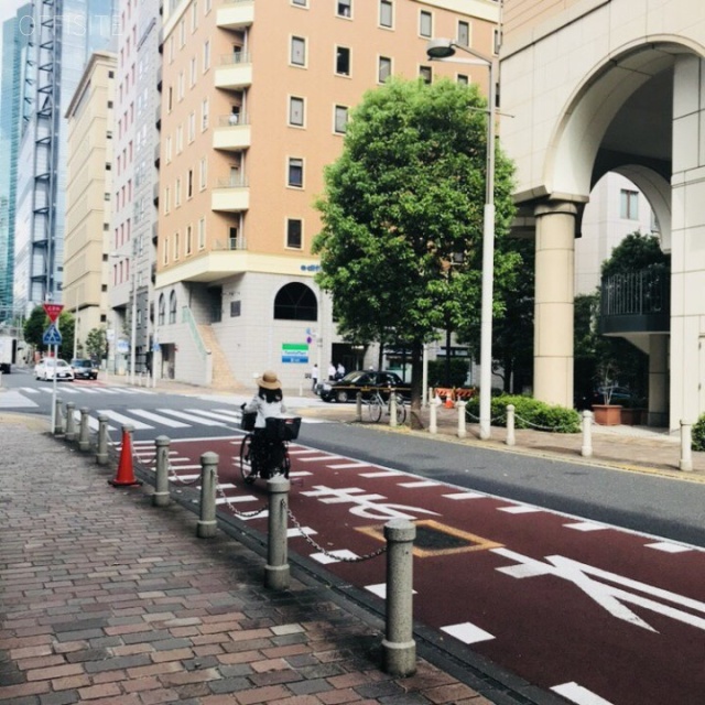 NITTA汐留ビル ビル前面道路