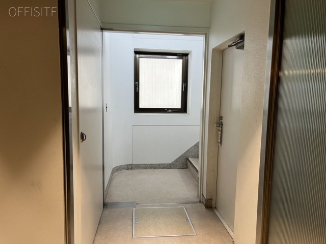 いちご聖坂ビル 内階段