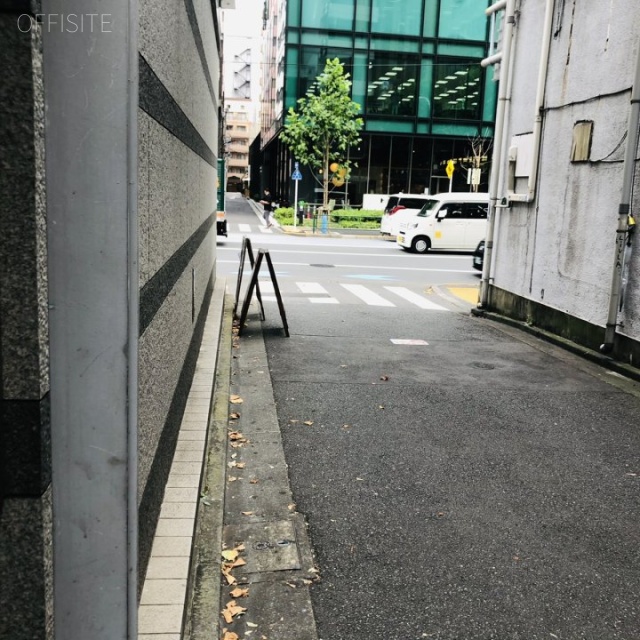 ユニックビル ビル前面道路