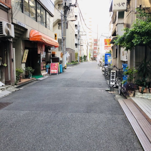 大湯ビル　ビル前面道路