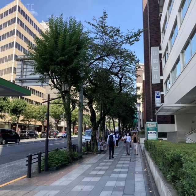 山脇ビル ビル前面道路