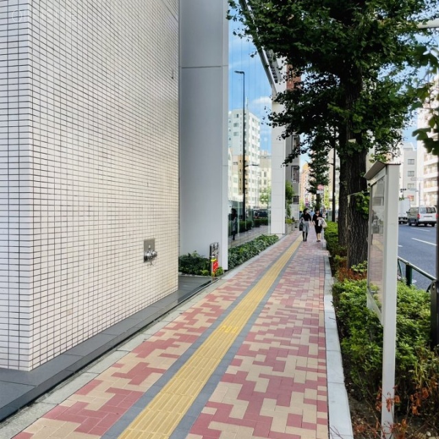 音羽江戸川橋ビル 前面歩道