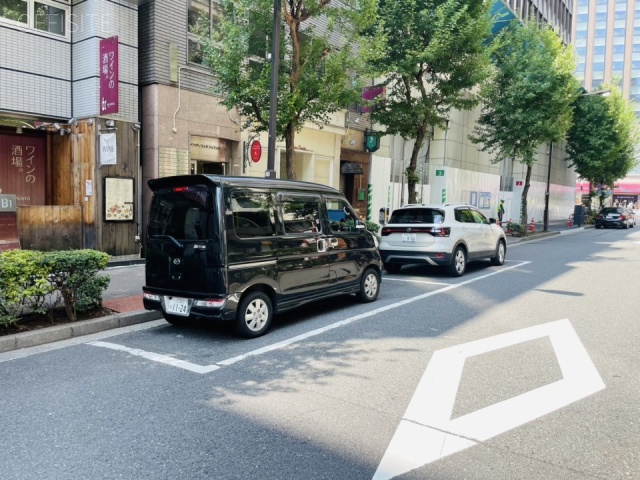 ムサシ7ビル　前面に白枠駐車場