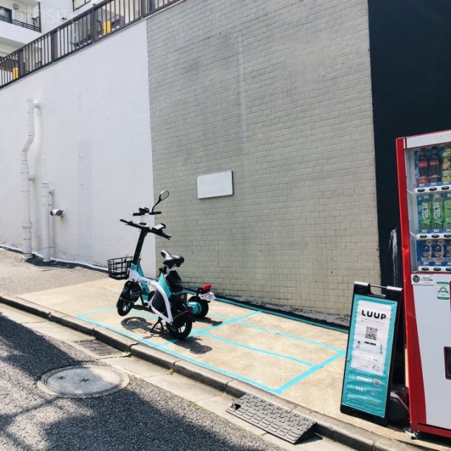 赤坂オフィスハイツ ビル前 貸し自転車