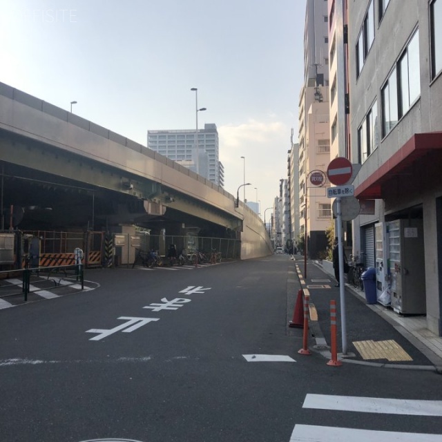 和泉ビル ビル前面道路