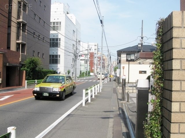 白金三五ビル ビル前面道路