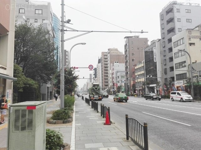 中央スカイビル ビル前面道路