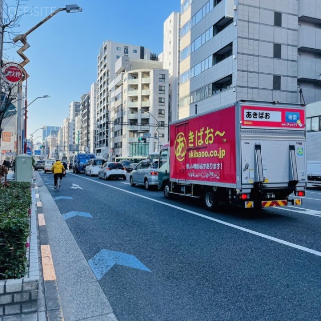 釜屋(KAMAYA)ビル 前面に蔵前橋通り