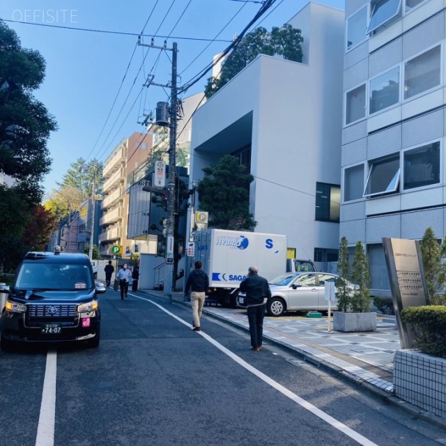 五番町コスモビル ビル前面道路